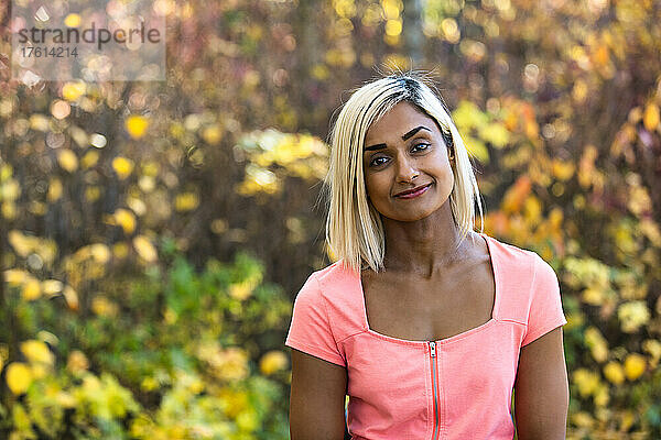 Kopf-Schulter-Porträt einer Frau im Freien im Herbst; Edmonton  Alberta  Kanada
