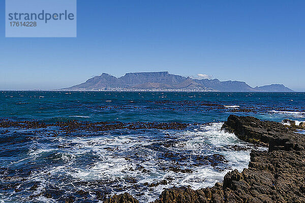 Tafelberg von der Robbeninsel aus gesehen  Kapstadt  Südafrika; Kapstadt  Westkap  Südafrika