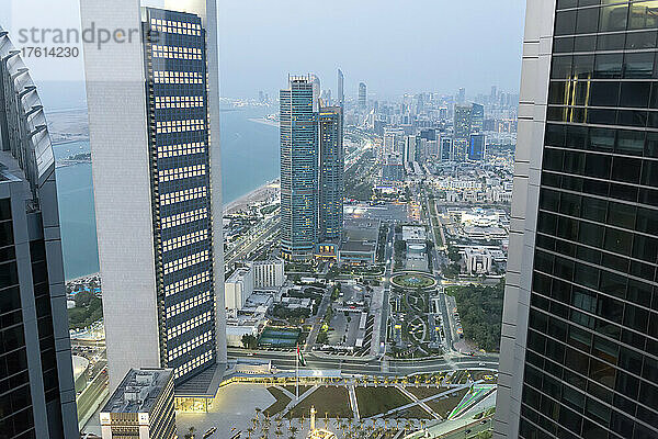 Blick über die Corniche Road auf den ADNOC Tower und die Nation Towers in der Abenddämmerung in Abu Dhabi City; Abu Dhabi  Vereinigte Arabische Emirate