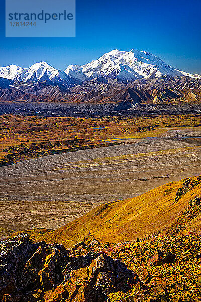 Mount Denali (McKinley)  Muldrow-Gletscher und Thorofare-Fluss  von Thoro Ridge im Herbst; Denali National Park and Preserve  Interior Alaska  Alaska  Vereinigte Staaten von Amerika