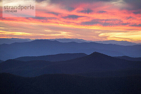 Die Bergkämme der Blue Ridge Mountains sind bei Sonnenuntergang sichtbar; North Carolina  Vereinigte Staaten von Amerika