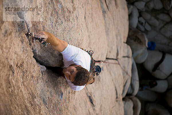 Ein Kletterer führt Sail Away  eine 5.8-Kletterei  im Joshua Tree National Park.