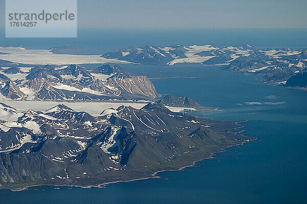 Luftaufnahme von Küstenlinie und Fjord  Hornsund  Spitzbergen  Norwegen.