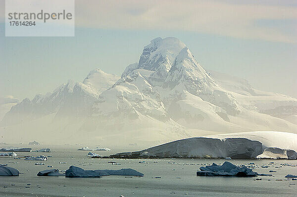 Das Südpolarmeer mit Eisblöcken und den schneebedeckten Berggipfeln im Hintergrund auf der Insel Südgeorgien; Südgeorgien  Antarktis