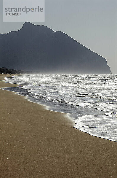 Die Silhouette des Monte Circeo  vom Torre Paola aus gesehen  am südlichsten Ende des Strandes von Sabaudia  Nationalpark Circeo; Latium  Italien