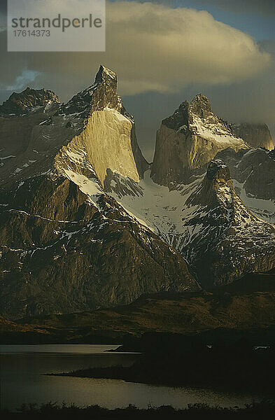 Granitfelsen in der Morgendämmerung; TORRES DEL PAINE NATIONAL PARK  CHILE.