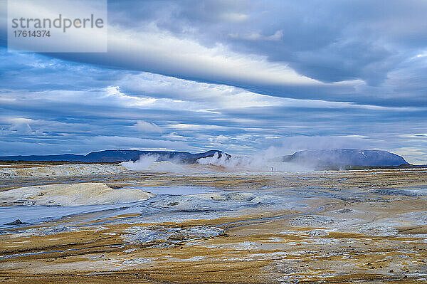 Schlammtopf- und Fumarolenlandschaft im Thermalgebiet von Namafjall in der Region Myvatn in der nördlichen Region Islands; Namafjall  Nordurland Vestra  Island