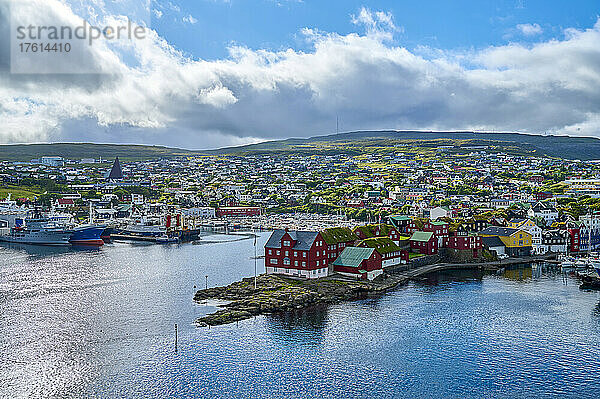 Überblick über den Hafen von Torshavn  der Hauptstadt des autonomen dänischen Territoriums der Färöer auf der Insel Streymoy  mit den historischen Parlamentsgebäuden auf dem Felsvorsprung im alten Stadtzentrum von Tinganes; Färöer Inseln