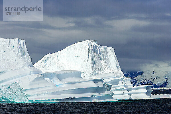 Riesiger skulpturaler Eisberg in der Nähe von Couverville Island.