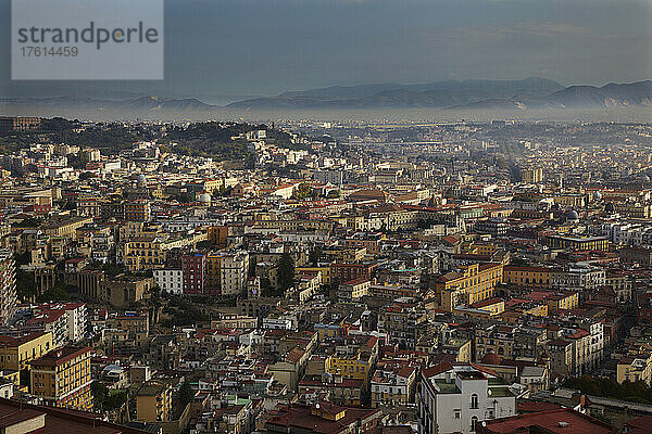 Blick auf Neapel am frühen Morgen vom Castel Sant'Elmo  Italien; Neapel  Italien.