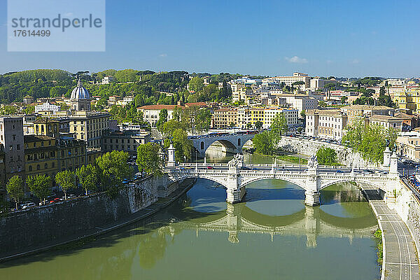 Überblick über Rom und den Fluss Tiber mit der Brücke Ponte Vittorio Emanuele II im Vordergrund; Rom  Latium  Italien