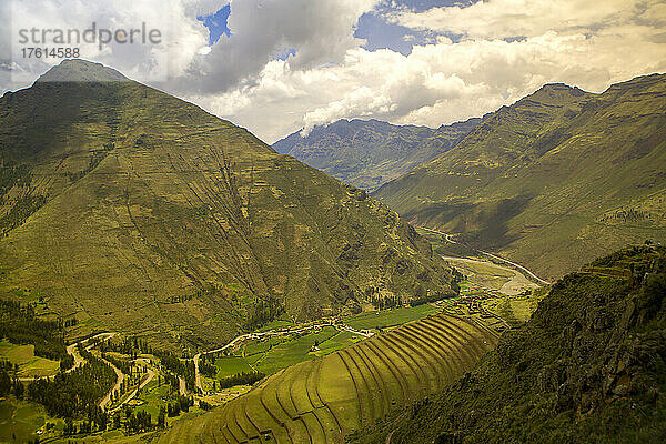 Blick auf ein Gebirgstal und die terrassenförmig angelegten Felder der Inka an den Berghängen.