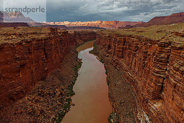 Blick auf Lees Ferry und die Canyonwände am Colorado River  dem Beginn des Grand Canyon; Lees Ferry  Coconino County  Arizona  Vereinigte Staaten von Amerika