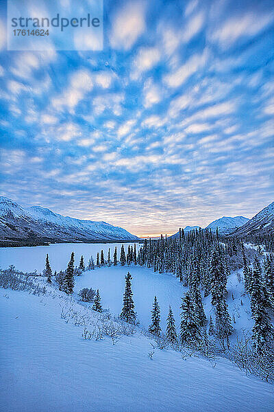 Atemberaubende Schneelandschaft mit Sonnenaufgang über dem Annie Lake im Winter; Whitehorse  Yukon  Kanada