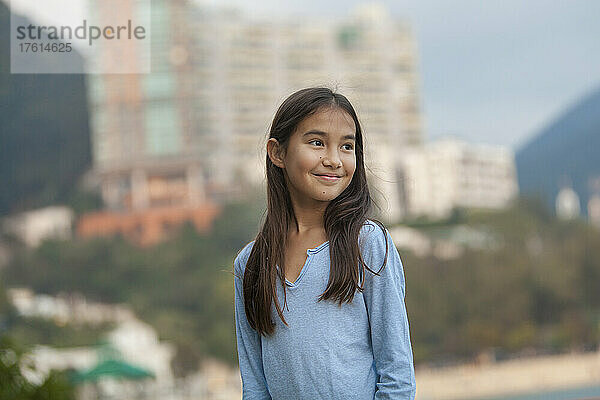 Porträt eines jungen Mädchens gemischter Rasse in der Repulse Bay; Hongkong  China