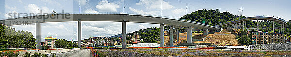 Neu gebaute Genua-Saint-George-Brücke über das Tal in Genua (in einem Jahr) nach dem Einsturz der früheren Brücke Ponte Morandi (Polcevera-Viadukt)  bei dem 46 Menschen ums Leben kamen. 1 Licht an 46 Masten auf der Brücke für jeden von ihnen; Genua  Ligurien  Italien