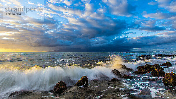 Wellen treffen auf Felsen an einem Pazifikstrand auf Maui.