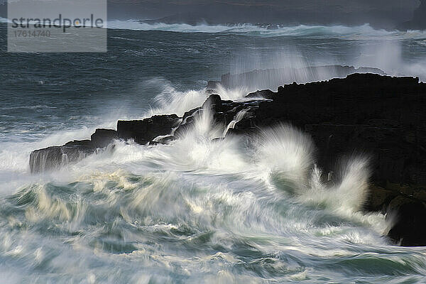 Unscharfe Bewegung von Wellen  die gegen die Felsen an der Küste Islands schlagen; Atlantik  Island