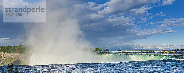 Nebel  der aus den fließenden Horseshoe Falls spritzt  Niagara Falls in Kanada; Niagara Falls  Ontario  Kanada