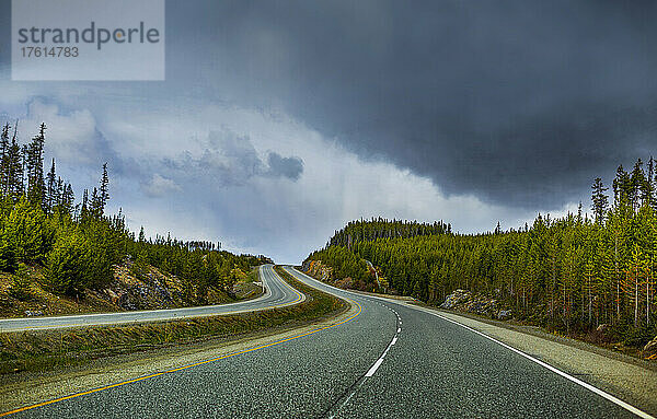 Gewitterwolken bilden sich über dem Highway 97C zwischen Merritt und Kelowna  BC  Kanada; British Columbia  Kanada