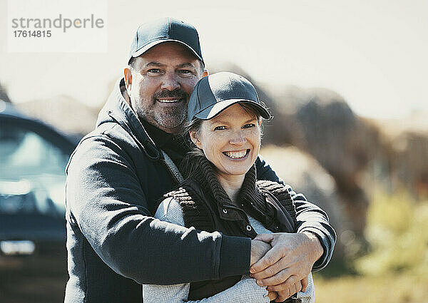 Porträt eines reifen Paares  das sich umarmt und auf seiner Farm steht; Alcomdale  Alberta  Kanada
