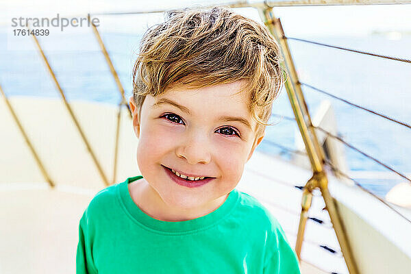 Nahaufnahme eines Jungen mit blondem  lockigem Haar  der auf dem Deck eines Bootes steht; Maui  Hawaii  Vereinigte Staaten von Amerika