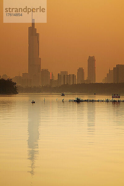 Skyline von Nanjing über den Xuanwu-See bei Sonnenuntergang  Provinz Jiangsu  China; Nanjing  Provinz Jiangsu  China