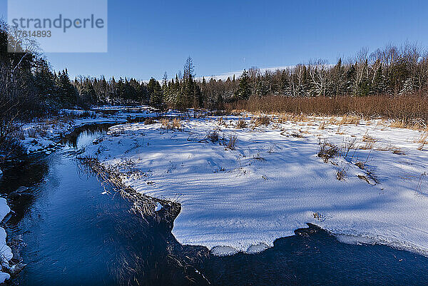 Winterlandschaft mit offenem Wasser auf einem Teich; Quebec  Kanada