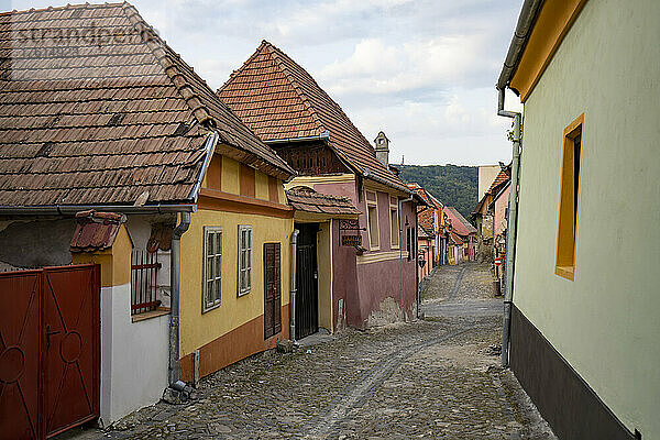 Kopfsteinpflaster in den Gassen und farbenfrohe Gebäude in der Altstadt von Sighisoara  dem Geburtsort von Vlad Tepes (Dracula); Sighisoara  Siebenbürgen  Rumänien