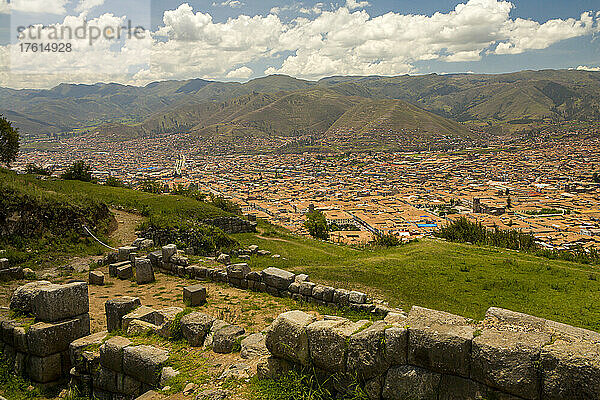 Blick von der Inkafestung Sacsayhuaman in das darunter liegende Tal.