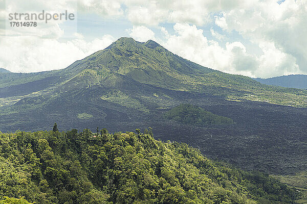 Überblick über den Mount Batur (Vulkan Kintamani) in South Batur mit bewölktem Himmel und üppiger Vegetation; Kintamani  Bangli Regency  Bali  Indonesien