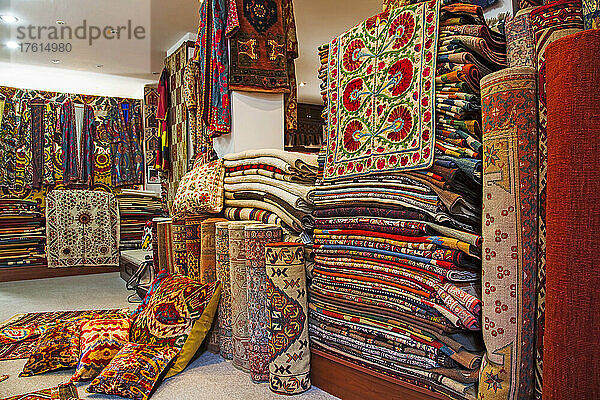 Teppiche zum Verkauf in einem Geschäft in Bodrum  Türkei; Im Inneren eines türkischen Teppichgeschäfts in Bodrum  Westanatolien  Türkei.