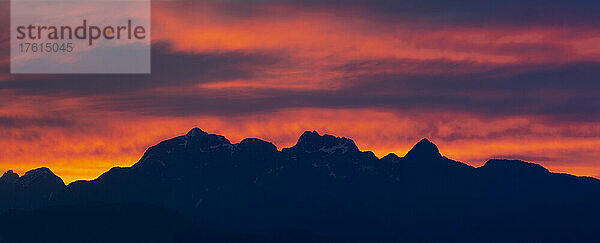 Farbenprächtiger Sonnenuntergang über den Silhouetten der Berge; Surrey  British Columbia  Kanada