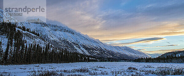 Sonnenuntergang über dem Grey Ridge-Gebirge oberhalb des Annie Lake im Winter; Whitehorse  Yukon  Kanada