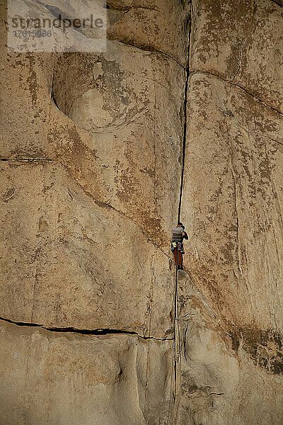 Ein Kletterer klettert eine Route namens Double Cross im Joshua Tree National Park.