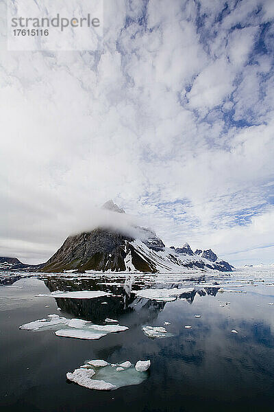 Die Wolken spiegeln sich in den klaren arktischen Gewässern.