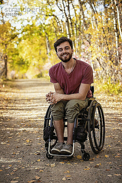 Porträt eines querschnittsgelähmten Mannes in einem Rollstuhl im Freien in einem Park im Herbst; Edmonton  Alberta  Kanada