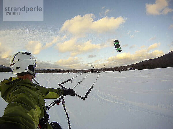 Snow Kiting über ein offenes Feld im Canaan Valley  West Virginia; Canaan Valley  West Virginia.