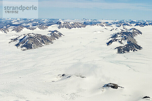 Luftaufnahme der polaren Eiskappe  Insel Spitzbergen  Svalbard  Norwegen.