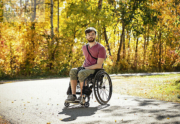 Porträt eines querschnittsgelähmten Mannes in einem Rollstuhl im Freien in einem Park im Herbst; Edmonton  Alberta  Kanada