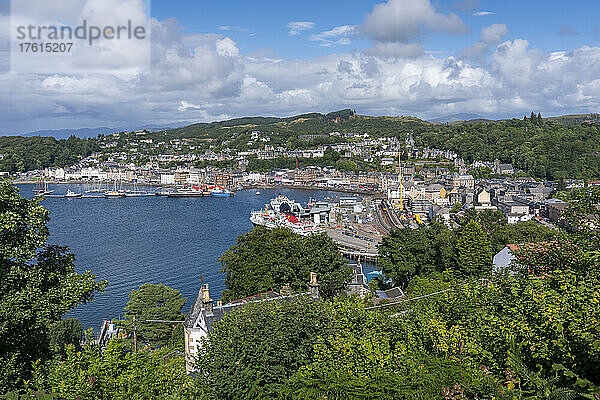 Ein Blick auf die Stadt Oban und ihren Hafen in Schottland; Oban  Schottland