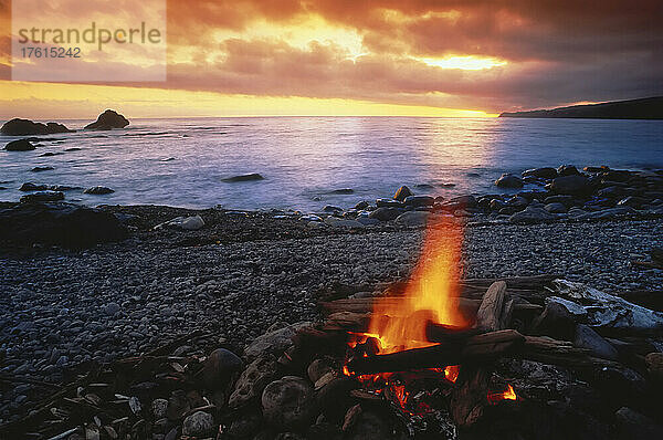 Lagerfeuer am Sombrio Beach Juan de Fuca Trail  Vancouver Island  British Columbia  Kanada