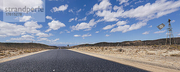 Leere Straße durch eine trockene Landschaft  Route 62; Westkap  Südafrika