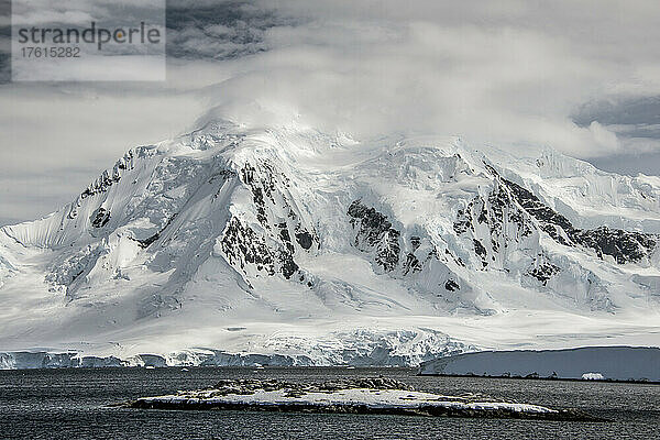 Berge der Wiencke-Insel am Jougla Point  in der Nähe von Port Lockroy auf der Antarktischen Halbinsel; Antarktis