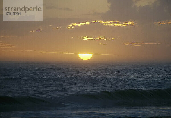 Wellen bei Sonnenuntergang im Atlantischen Ozean; Cape Hatteras  North Carolina.