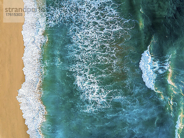 Eine Luftaufnahme der Wellen  die gegen die Küste von Baja schlagen.