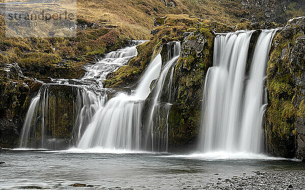 Wasserfälle  die über die Klippen der zerklüfteten Landschaft stürzen; Island