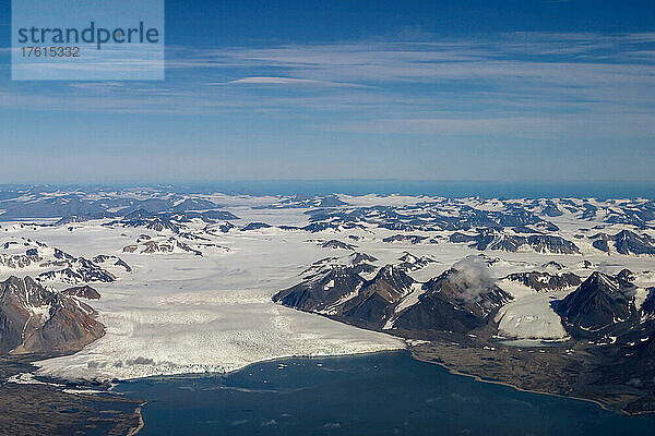 Luftaufnahme von Gezeitengletscher und Fjord  Spitzbergen  Svalbard  Norwegen.