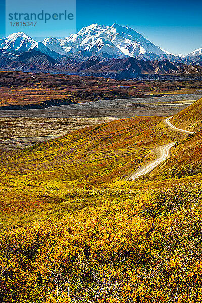 Mount Denali (McKinley)  von oberhalb der Eielson Area aus gesehen  mit der Park Road und den herbstlich gefärbten Tundra-Hügeln im Vordergrund; Denali National Park and Preserve  Interior Alaska  Alaska  Vereinigte Staaten von Amerika