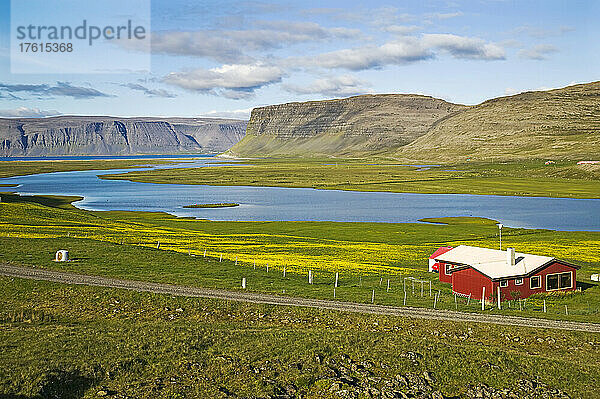 Ein einsames Haus in einer Fjordlandschaft im Nordwesten Islands; Hnotur  nahe Latrabjarg  Westfjorde  Island.